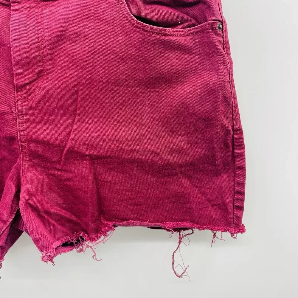 Old Navy Womens Size 16 Frayed Cut Off Boyfriend Denim Shorts in Wine‎ Stain Red
